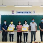 Trao tặng thiết bị hỗ trợ học tập trực tuyến cho học sinh có hoàn cảnh khó khăn
